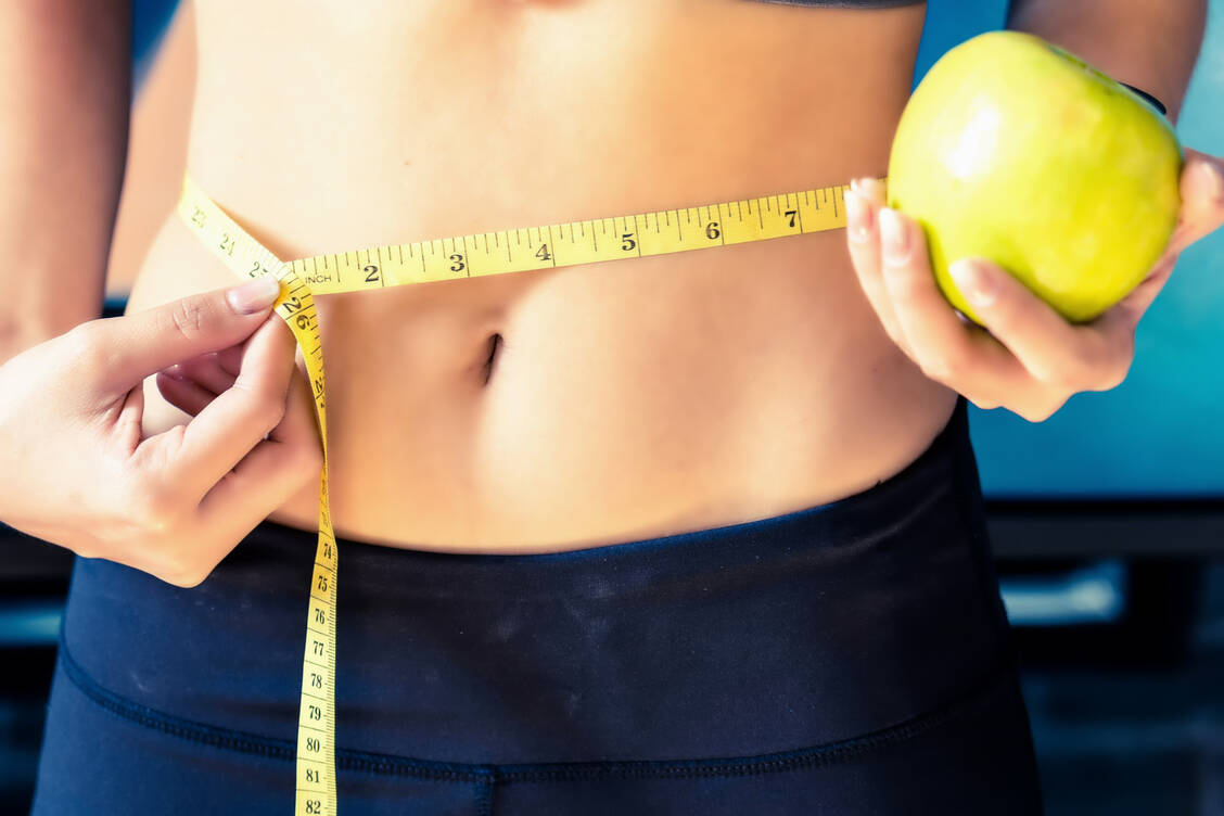 Viele junge Erwachsene fühlen sich zu dick und würden sich gerne gesünder ernähren, so das Ergebnis einer Umfrage. / Foto: Getty Images/phutthiseth thongtae