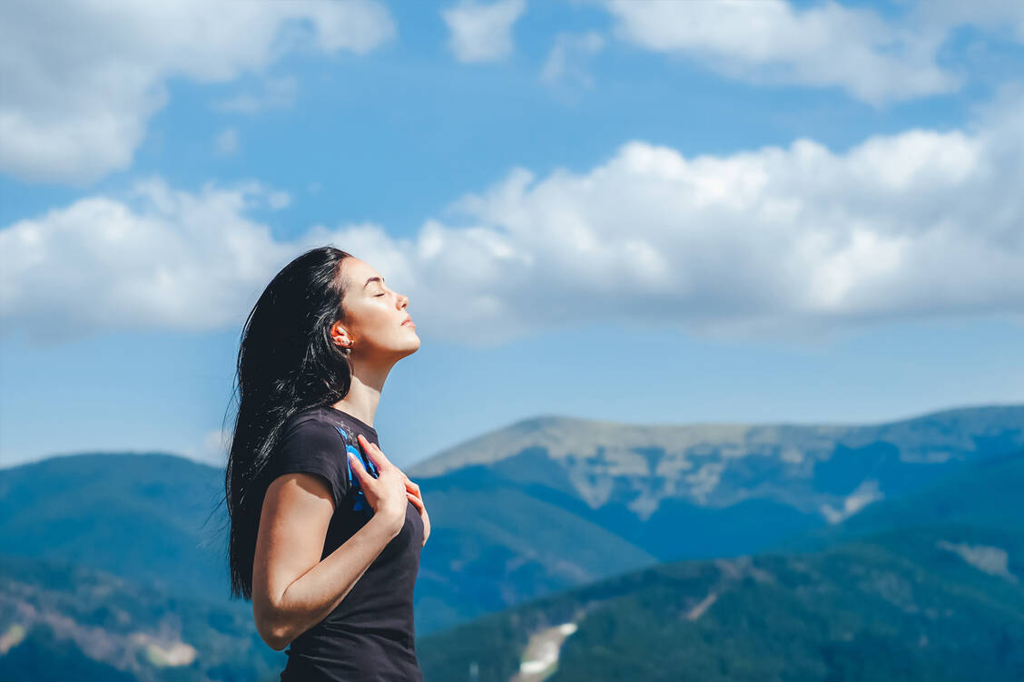 Bei der Atmung durch die Nase werden die Organe besser mit Sauerstoff versorgt. Das verhilft zu mehr Energie und Leistungsfähigkeit. / Foto: Adobe Stock/bedya