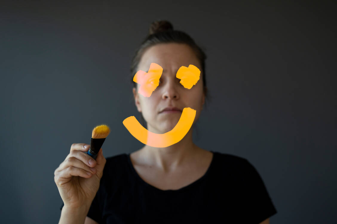 Die sogenannte Smiling Depression ist eine atypische Form der Depression, bei der Betroffene ihre Traurigkeit überspielen. / Foto: Getty Images/Alpgiray Kelem
