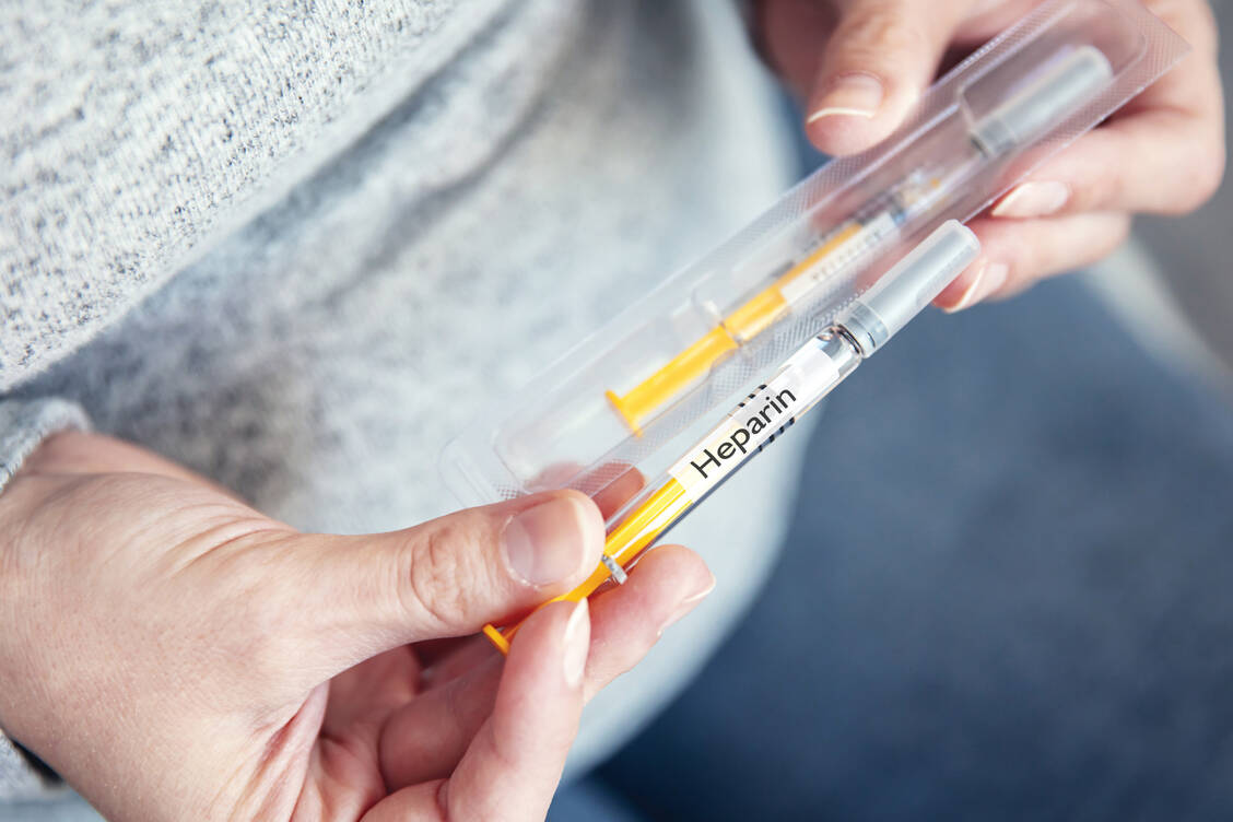 Die Therapie einer tiefen Venenthrombose beginnt unmittelbar nach Diagnosestellung mit einer therapeutischen Antikoagulation, um das Wachstum des Thrombus zu verhindern. / © Getty Images/baloon111