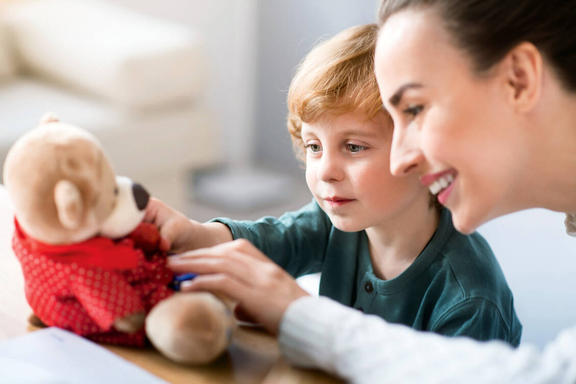 Vielen Kindern machen die augenblicklichen Veränderungen in der Welt Angst. Altersgemäße Erklärungen und sogar Heldengeschichten von Krankenschwestern, Ärzten oder Wissenschaftlern können Kindern viele der Ängste nehmen. / Foto: Shutterstock/Dmytro Zinkevych