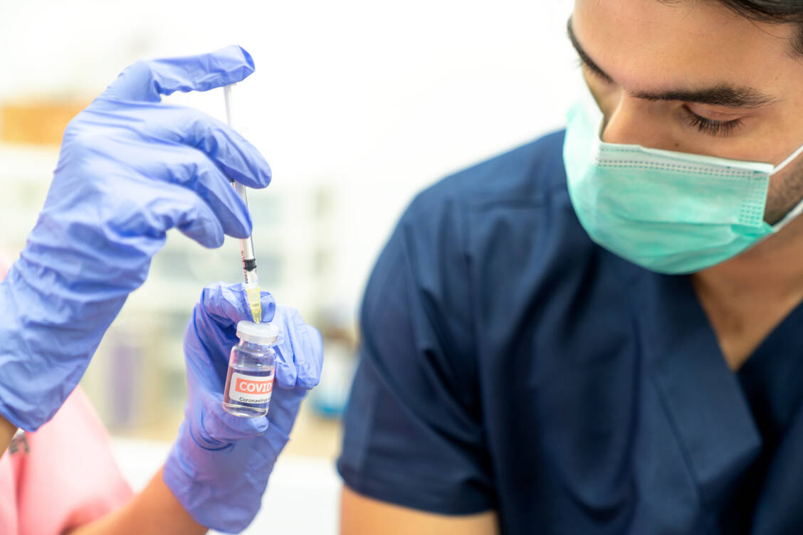 Experten machen Mut: »Die vorhandenen Vakzinen schützen bislang alle vor schwerer Krankheit und Tod.« / Foto: Getty Images/Cravetiger