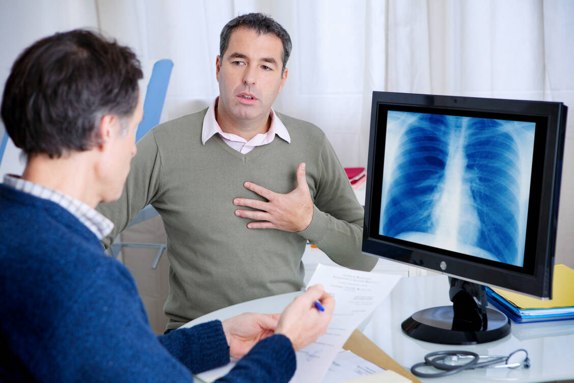 Kurzatmigkeit bis hin zu Atemnot können darauf hinweisen, dass eine Allergie einen sogenannten Etagenwechsel vollzogen hat. / © Getty Images/BSIP/UIG