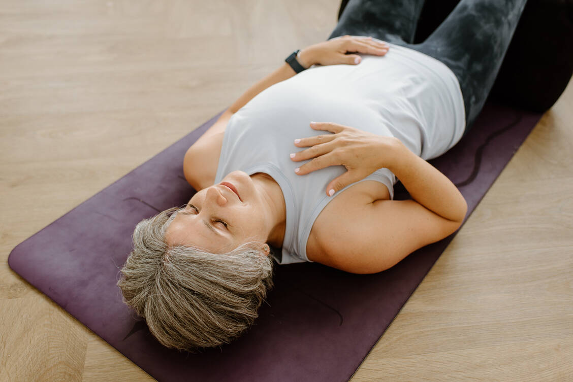 Bis heute ist die Achtsamkeitsmeditation eine beliebte Schmerztherapie. Man geht davon aus, dass gleich mehrere Mechanismen, die nicht auf dem Placebo-Effekt beruhen zur Schmerzlinderung beitragen. / Foto: Getty Images/Sara Monika