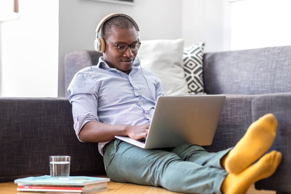 »Zu Risiken und Nebenwirkungen fragen Sie Ihren Arzt oder Apotheker« – oder Youtube. Viele Menschen beziehen Gesundheitsinformationen aus den Clips des Video-Portals. / Foto: Getty Images/Westend61