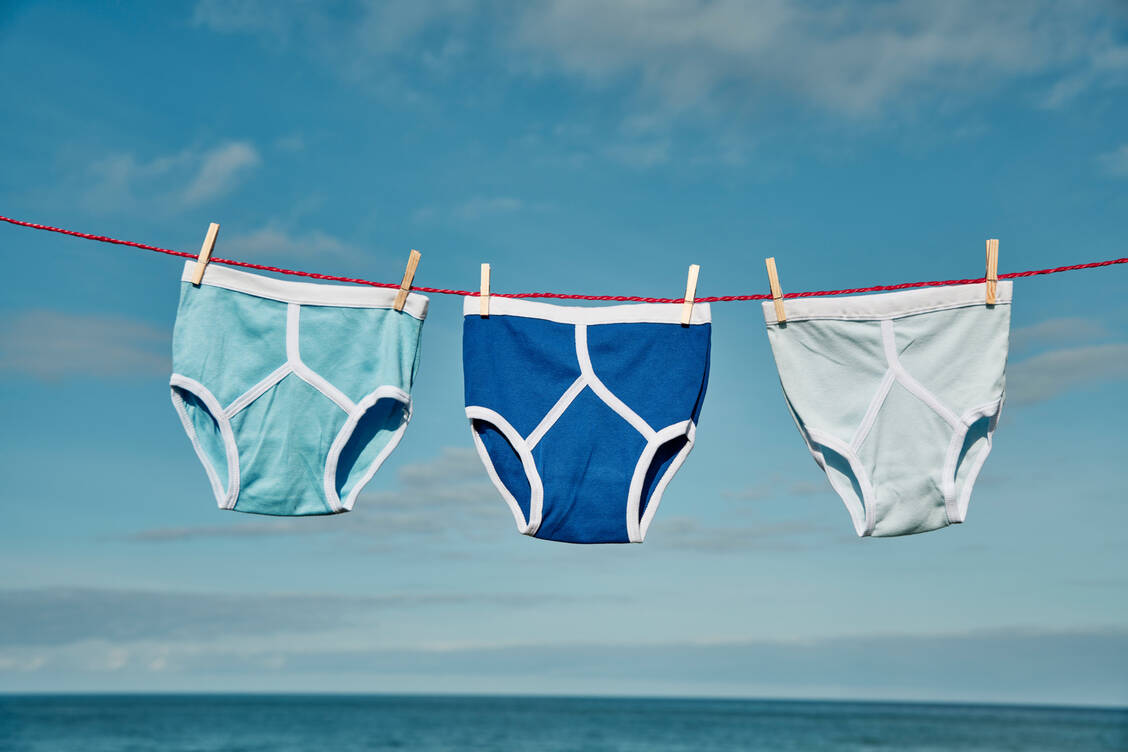 Man sollte nicht ganz auf Unterwäsche verzichten, in gewissen Situationen kann es jedoch gesund sein. / Foto: Getty Images/creacart