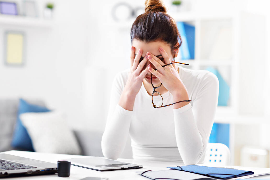 Ist der Stresspegel dauerhaft zu hoch, hat man oft das Gefühl, es wächst einem alles über den Kopf.  / Foto: Adobe Stock/Kalim