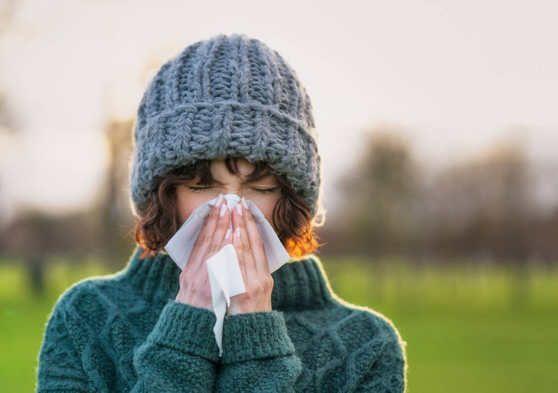 Der Winter ist  die Zeit der Atemwegsinfekte.  Viele Apothekenkunden fragen daher jetzt gezielt nach Präparaten, die die körpereigene Abwehr stärken.  / Foto: Getty Images/georgeclerk