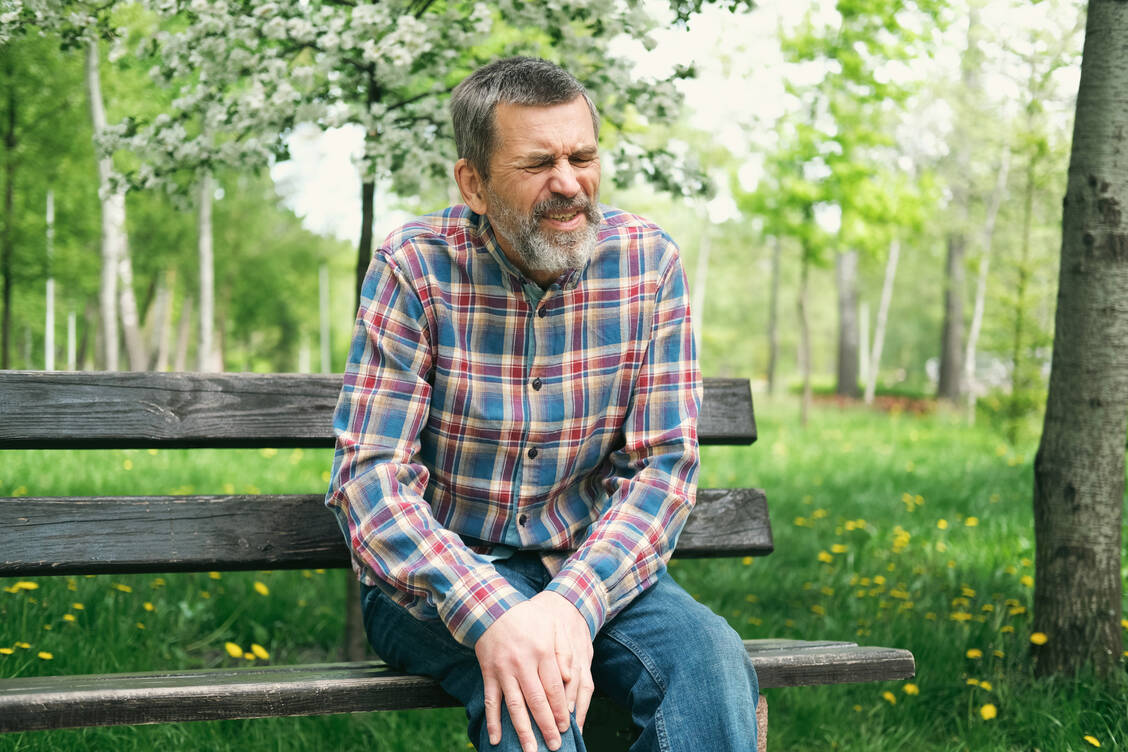 Viele Patienten berichten in der Apotheke, dass sich etwa Schmerzen bei rheumatoider Arthritis bei bestimmten Wetterlagen verschlimmern. Eine großangelegte Metaanalyse konnte jedoch keinen Zusammenhang feststellen. / Foto: Getty Images/Olena Ruban