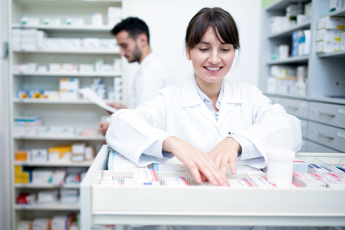 Mit der Patenschaft sollen Auszubildende von Anfang an Erfahrungen in der öffentlichen Apotheke sammeln. / Foto: Getty Images/Westend61