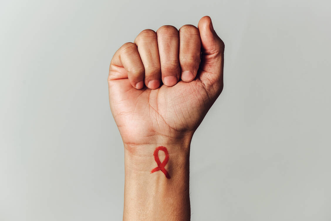 Die Rote Schleife ist ein Zeichen der Solidarität mit HIV-positiven und aidskranken Menschen. Nur etwas mehr als eine Handvoll Menschen konnten bisher vollkommen geheilt werden. / Foto: Adobe Stock/nito