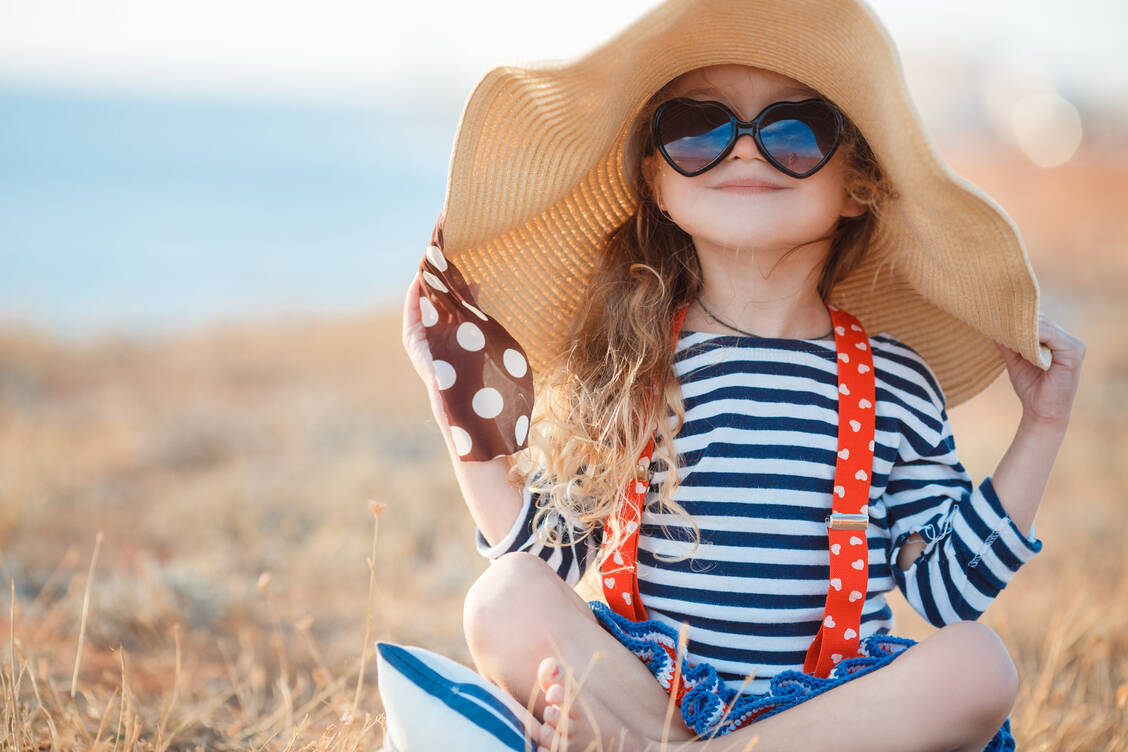 Kinder sollten in der Sonne möglichst immer einen Hut und eine Sonnenbrille tragen. / Foto: Getty Images/alexandr_1958