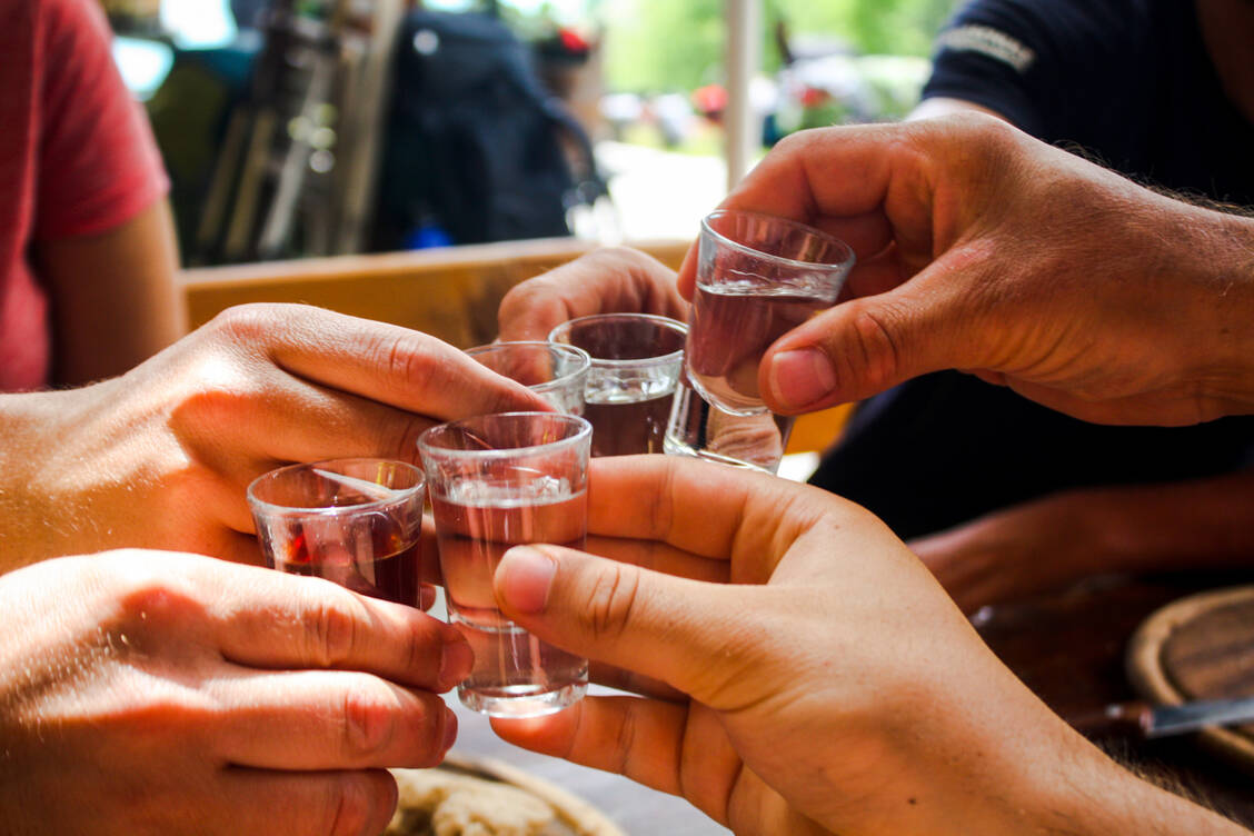 Junge Erwachsene trinken sich fast wieder so oft bis zum Rausch wie in der Zeit vor Corona. / © Adobe Stock/mdoelle