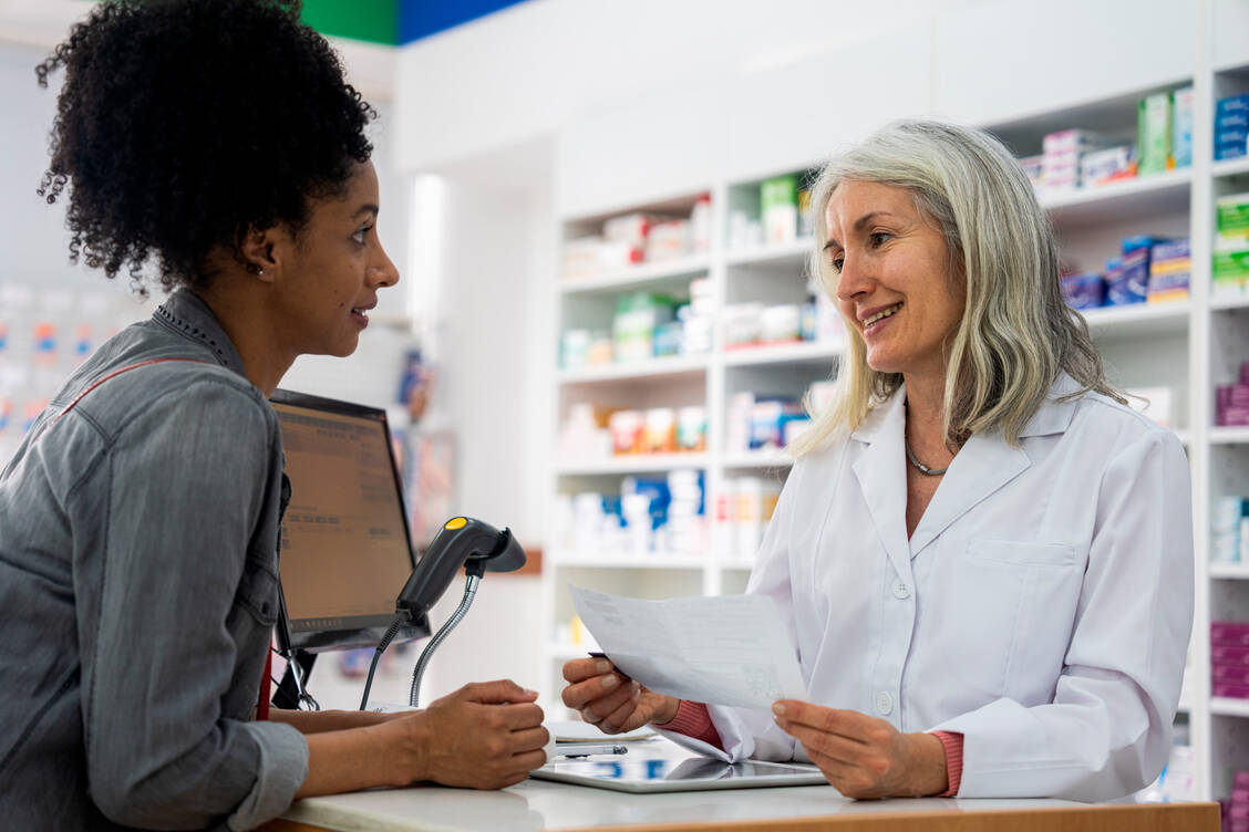 In der Apotheke gibt es diskrete kompetente Beratung zu Wechseljahresbeschwerden.  / © Getty Images/Mindful Media