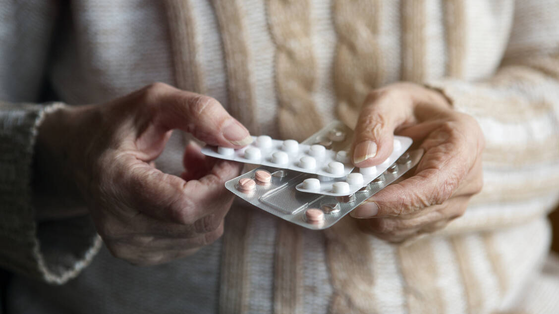 Apo­theker beziehungsweise PTA steuern wichtige Informationen zur Medikation eines ­Patienten bei, auch zu OTC-Präparaten, die er einnimmt. / Foto: Shutterstock/wernerimages 2018