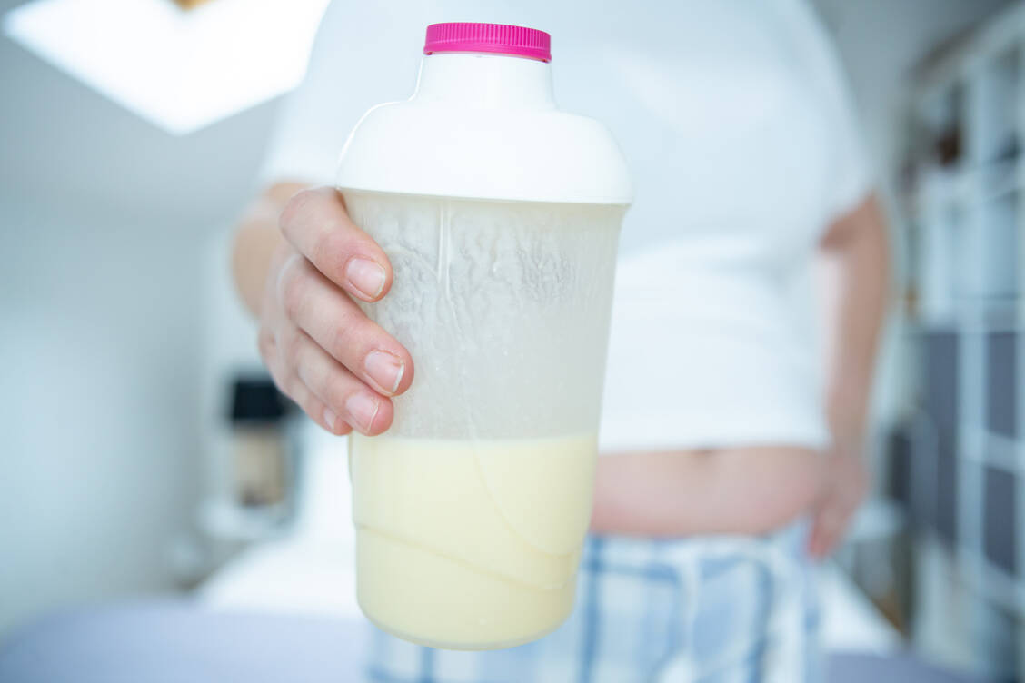 Eiweiße – etwa in Form von Proteindrinks – erhalten in der Ernährung von bariatrisch Operierten einen besonderen Stellenwert.  / Foto: Getty Images/Coolpicture