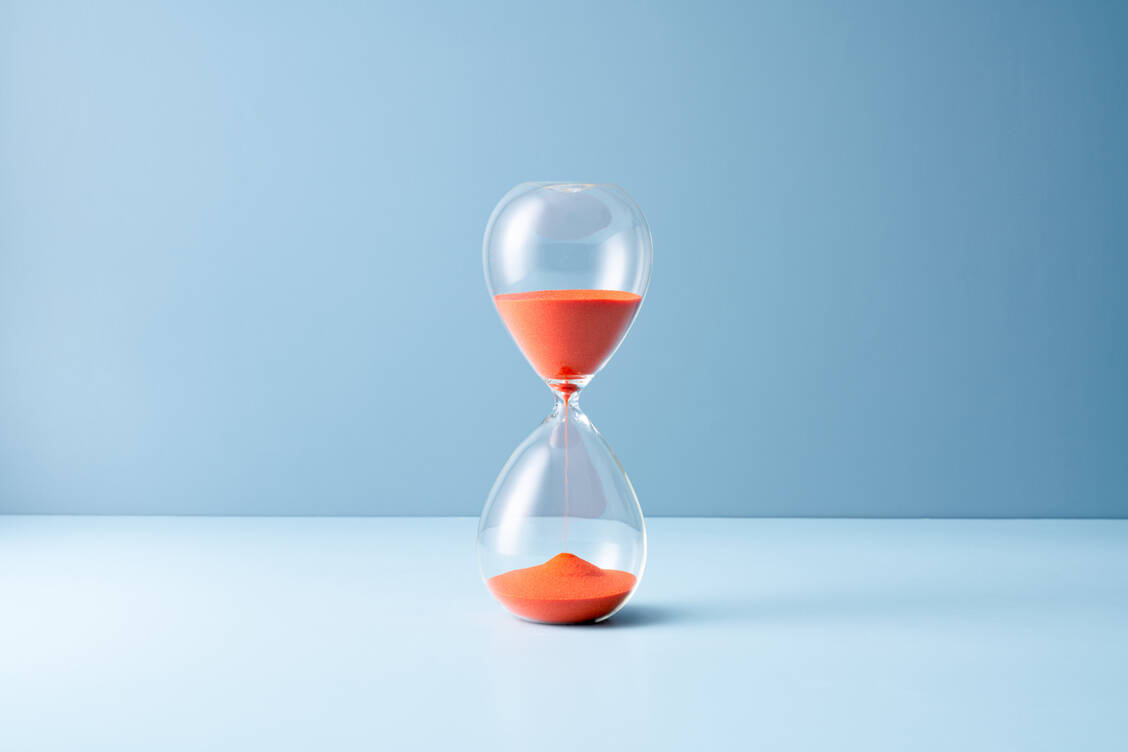 Je stärker die Arbeitsbelastungen wie zum Beispiel Zeitdruck sind, desto schlechter schätzen die Beschäftigten ihre Gesundheit ein. / Foto: Getty Images/MirageC