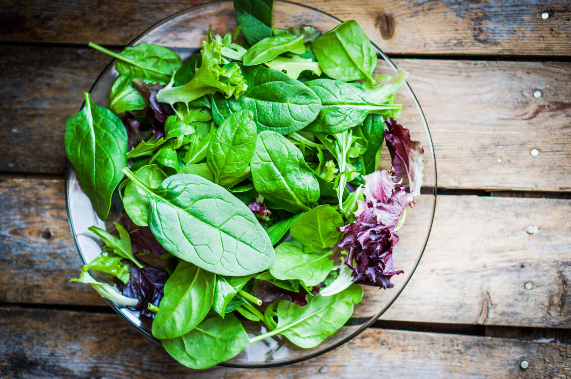 Gemüse ist reich an Vitamin A5, allen voran grünes Blattgemüse wie Spinat. / © Adobe Stock/ehaurylik