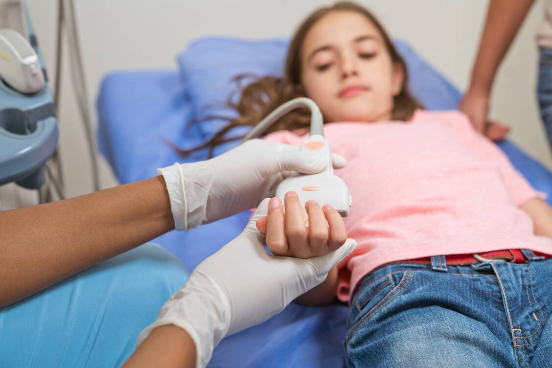 Viele Knochenbrüche bei Kindern lassen sich mithilfe einer Ultraschall-Untersuchung darstellen. / © Getty Images/	izusek