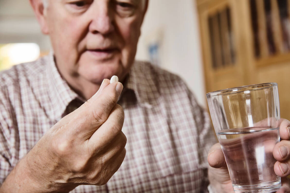 Ältere Patienten haben häufig Probleme beim Schlucken fester Arzneimittel. Die Folge: Betroffene nehmen ihre Medikamente falsch oder gar nicht mehr ein.  / Foto: Adobe Stock/bilderstoeckchen