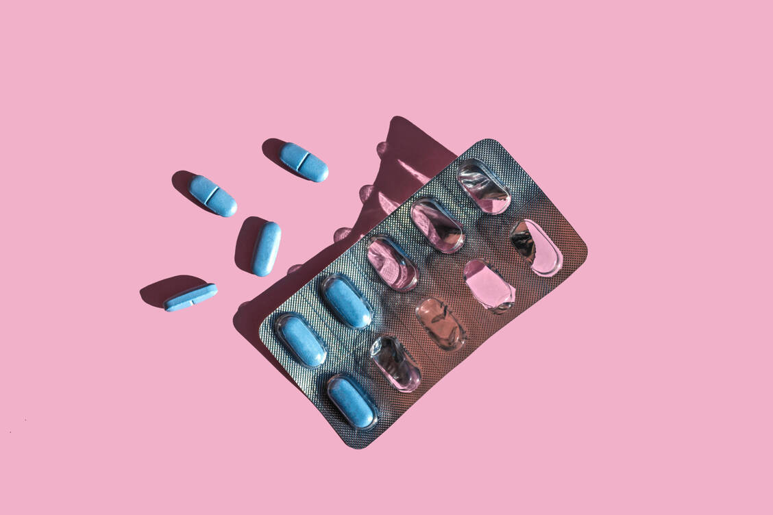 Resistente Erreger entstehen, wenn Antibiotika ohne triftigen Grund zu oft, zu lange oder unsachgemäß verschrieben oder angewendet werden. / © IMAGO/Westend61