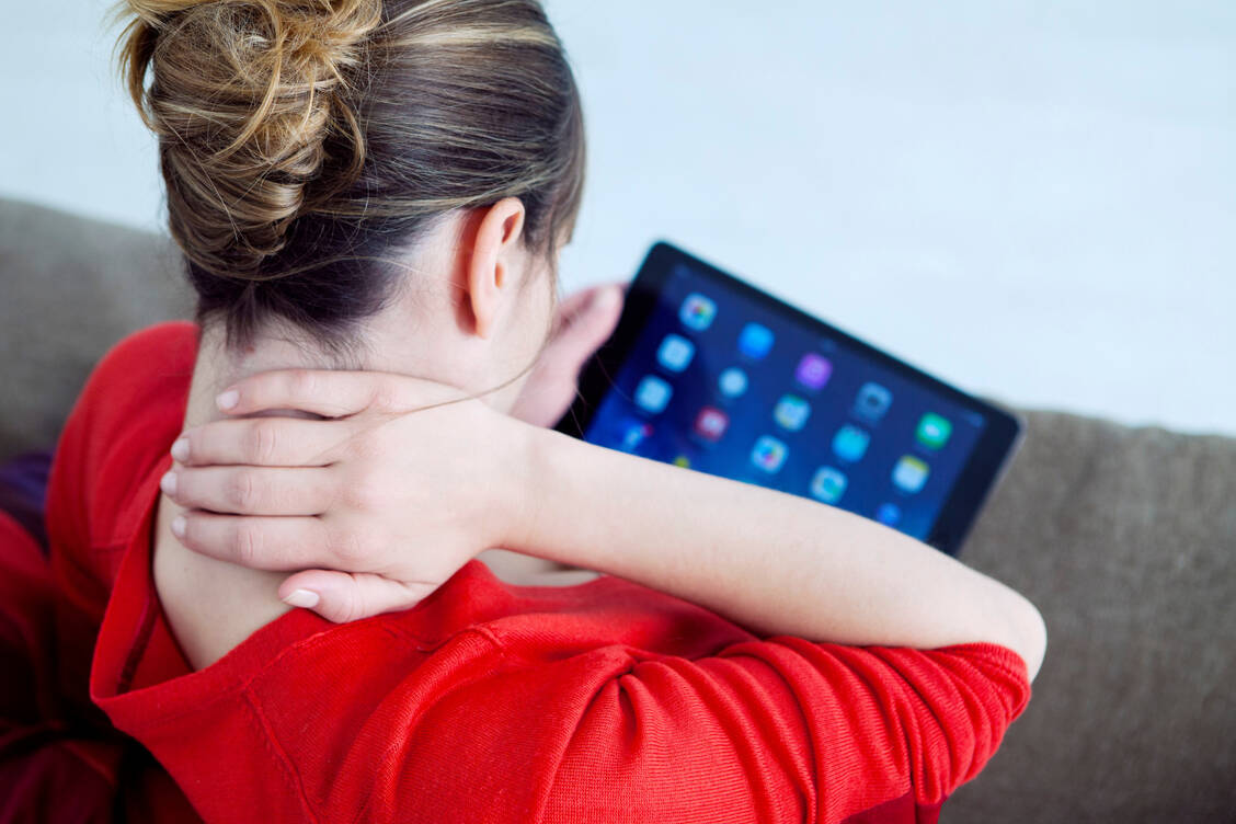 Volkskrankheit »Handynacken«: Durch das häufige Nach-unten-schauen auf Smartphone oder Tablet können Schmerzen im Nacken- und Schulterbereich sowie Haltungsstörungen entstehen. / © Adobe Stock/RFBSIP