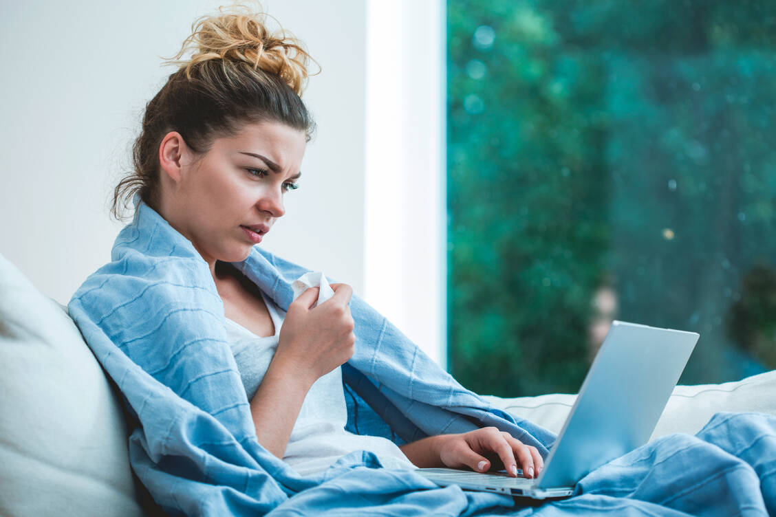 Erst richtig krank, aber nach ein paar Tagen Teilzeitgesund? In skandinavischen Ländern haben Beschäftigte in solchen Fällen die Möglichkeit auf eine Teilkrankschreibung. / © Adobe Stock / Photographee.eu