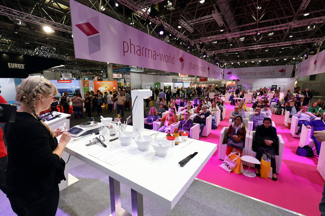 Am Messe-Samstag ist Rezeptur ein Schwerpunkt. Es findet unter anderem eine Live-Herstellung von Augentropfen statt.  / Foto: PZ/Alois Müller (2019)