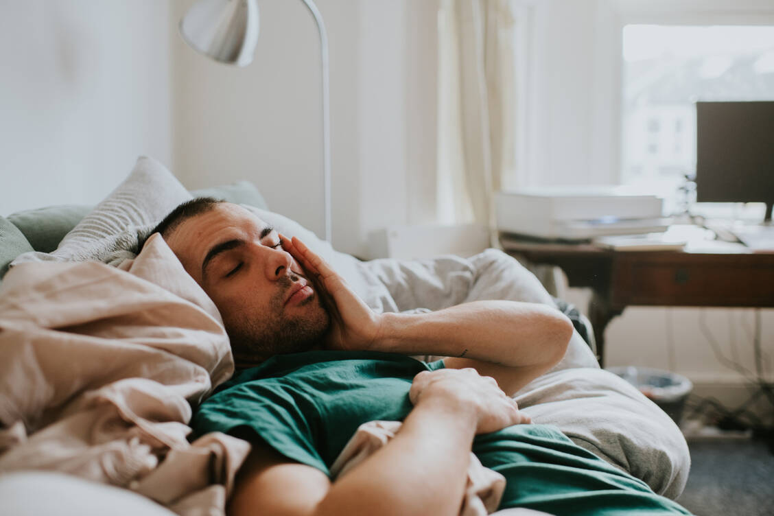 Unter dem Post-Vac-Syndrom werden ähnlich wie bei Long-Covid viele unterschiedliche Beschwerden zusammengefasst. Symptome sind etwa chronische Müdigkeit und Herz-Kreislauf-Beschwerden.  / Foto: Getty Images/Catherine Falls Commercial