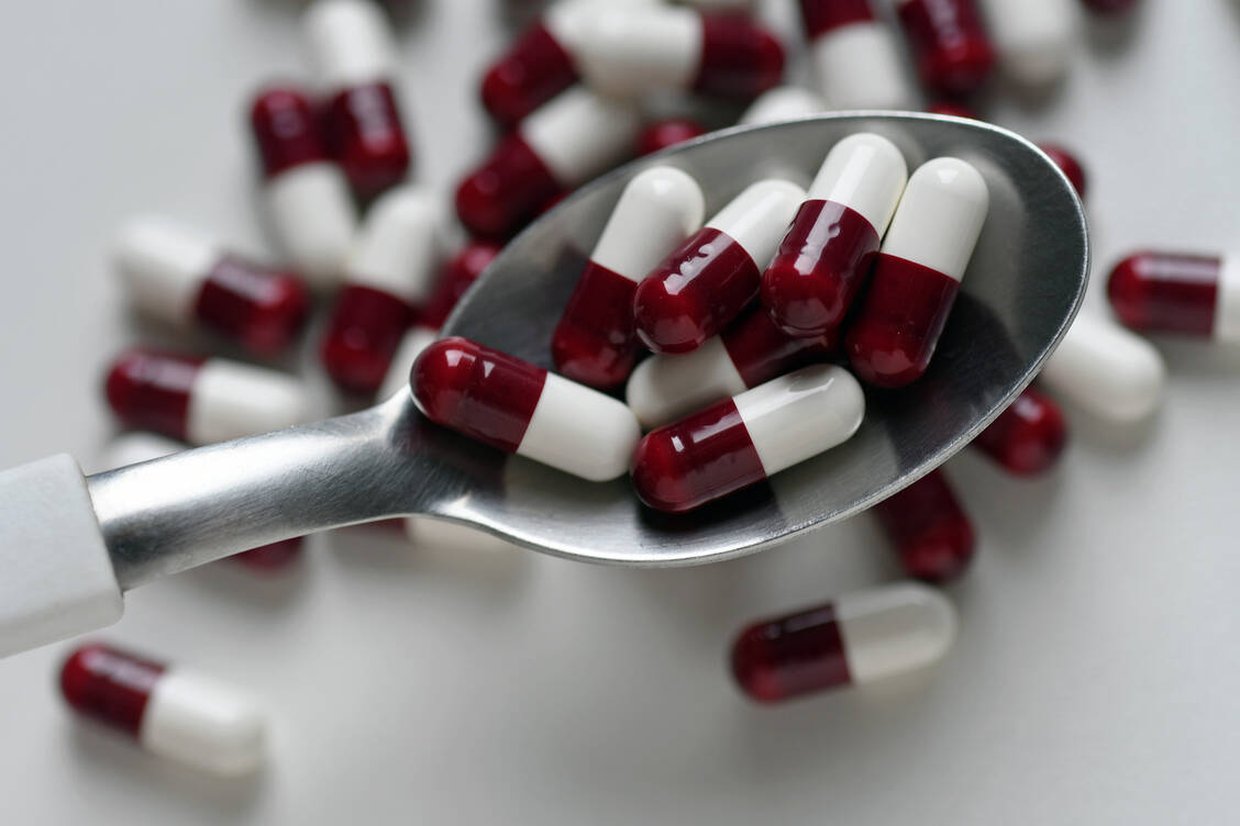 Immer wieder enthalten vermeintlich harmlose Pillen zum Abnehmen hochwirksame gefährliche Arzneiwirkstoffe, die nicht auf der Verpackung deklariert sind. / Foto: Getty Images/Priscila Zambotto