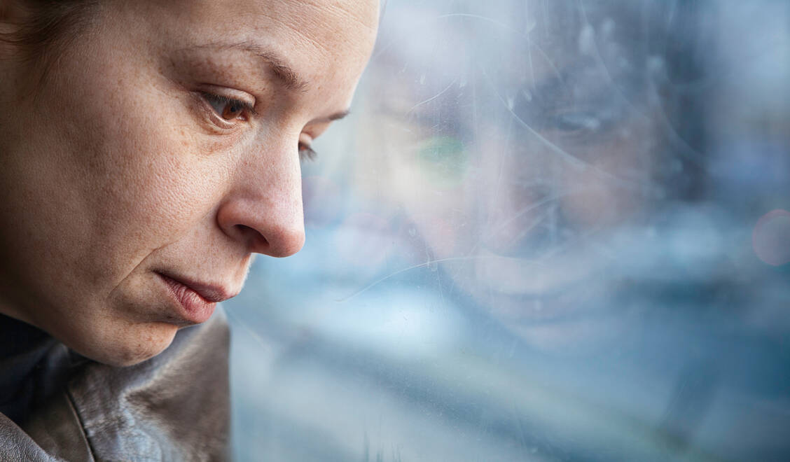 Kann  aus Einsamkeit eine Depression werden? Ganz so einfach ist es nicht, aber Einsamkeit kann das Risiko erhöhen.  / Foto: Adobe Stock/marjan4782