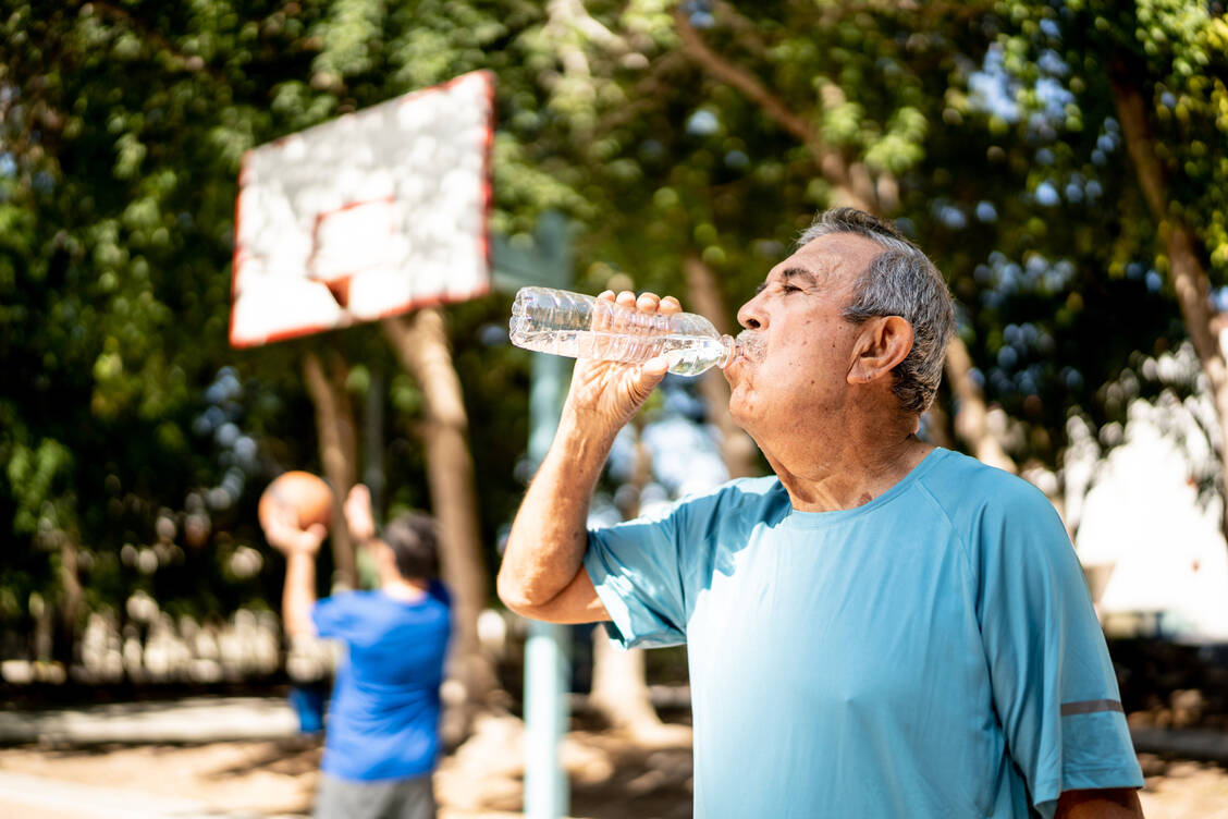 Diabetiker, insbesondere ältere Menschen mit Übergewicht, vertragen Hitze schlechter als gesunde Menschen. Sie sollten vor allem darauf achten, genügend zu trinken. / Foto: Getty Images/FG Trade Latin