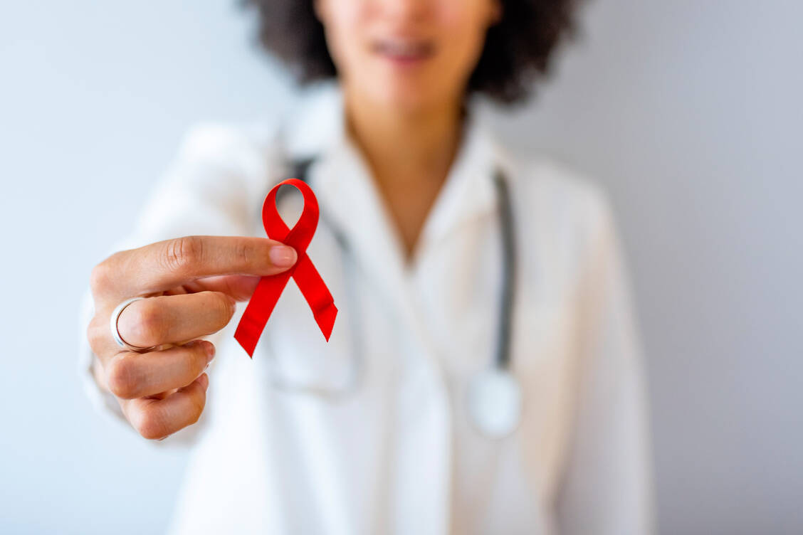 Auch im Gesundheitsbereich gibt es Vorurteile gegenüber Menschen mit HIV. / Foto: Getty Images/dragana991