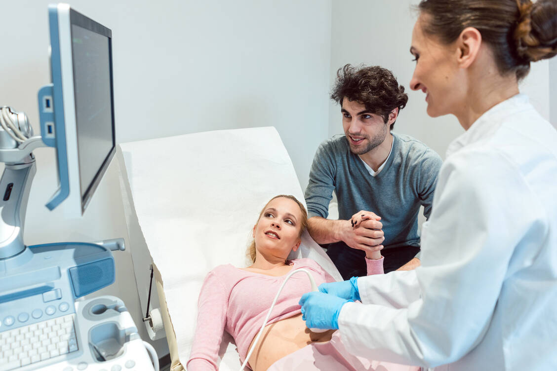Künftig werden Risikopatientientinnen früher auf GDM gescreent. / © Adobe Stock/Kzenon