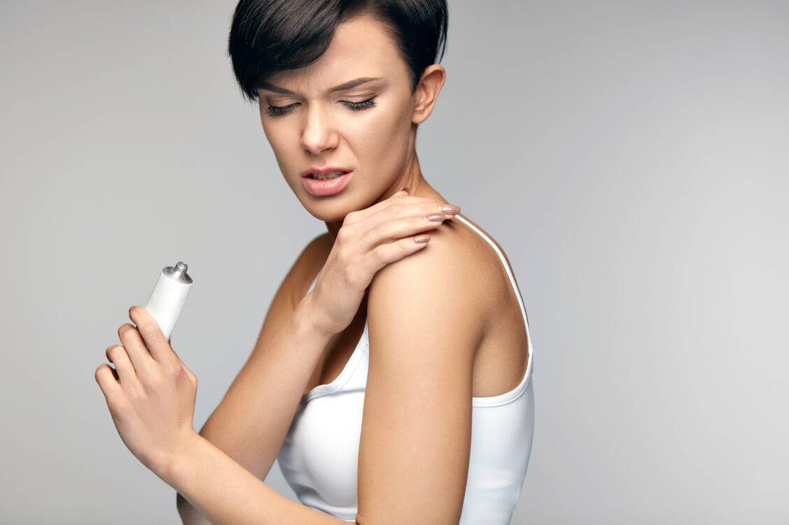 Regular skin care can help to restore the impaired fat-moisture balance and prevent itching. / Foto: Shutterstock/puhhha