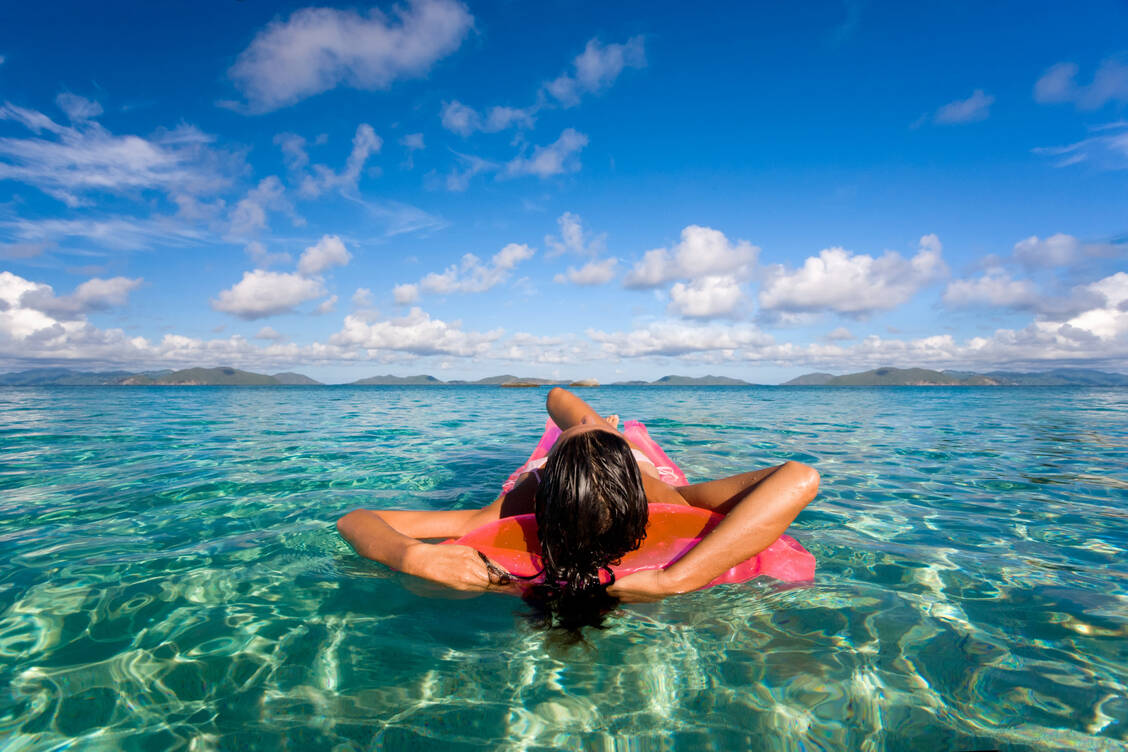 Sowohl im See als auch im Meer gilt: Nicht auf der Luftmatratze einschlafen, weil man davongetrieben werden kann. / © Getty Images/M Sweet