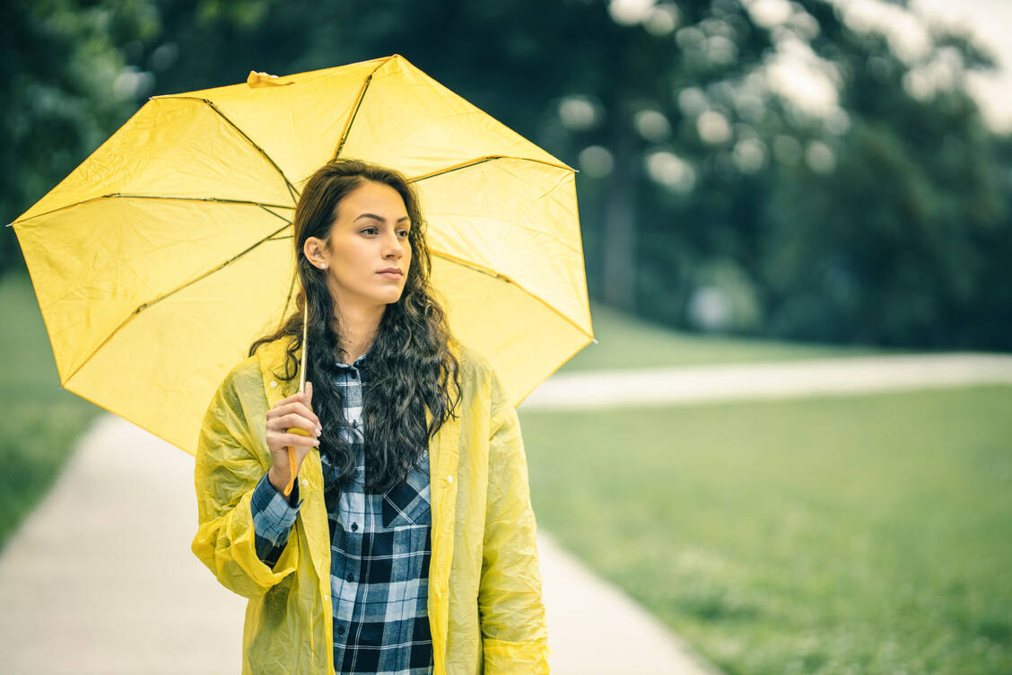 Nicht nur körperliche Beeinträchtigungen können mit einem heftigen Wetterwechsel einhergehen.  Viele wetterempfindliche Menschen sind an solchen Tagen auch leicht reizbar oder antriebslos. / Foto: Getty Images/DjordjeDjurdjevic