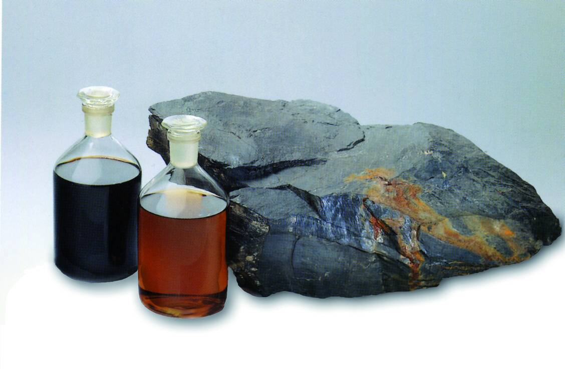 Wertvolles Öl aus dem Stein: Mithilfe der trockenen Destillation entsteht dunkles und helles Schieferöl. / Foto: Ichthyol-Gesellschaft