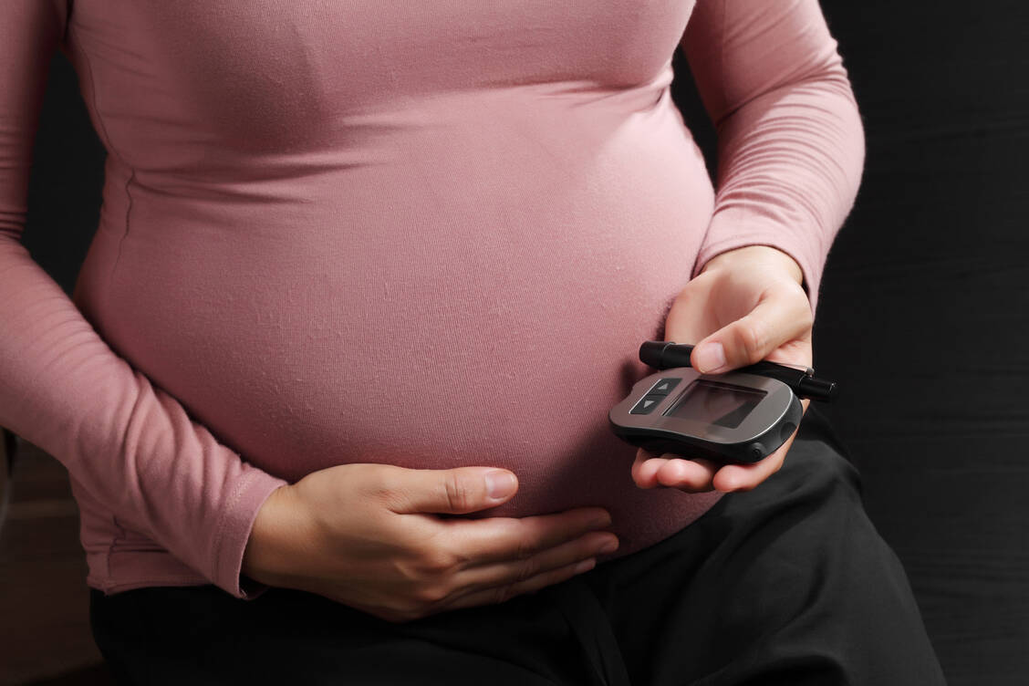 Wenn das Baby da ist, sollten Frauen mit Diabetes während der Schwangerschaft weiterhin regelmäßig ihren Blutzucker kontrollieren. / Foto: Adobe Stock/seksanwangjaisuk