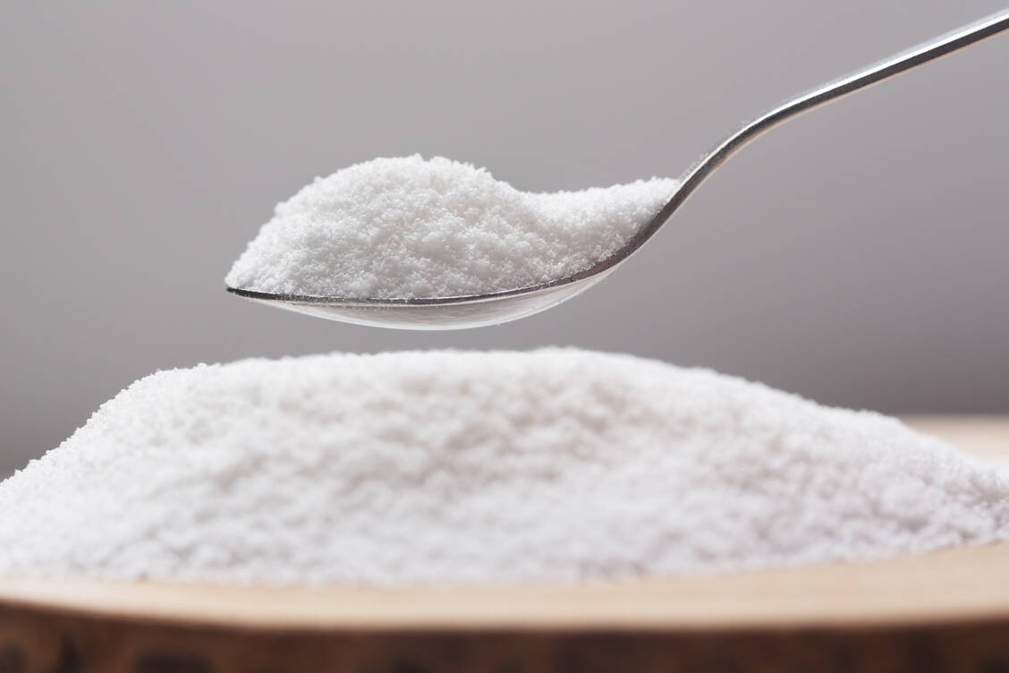 Erythrit ist ein kalorienarmer Zuckeraustauschstoff, der sich optisch und in der Konsistenz nur wenig von herkömmlichem Zucker unterscheidet. / Foto: Adobe Stock/zakiroff
