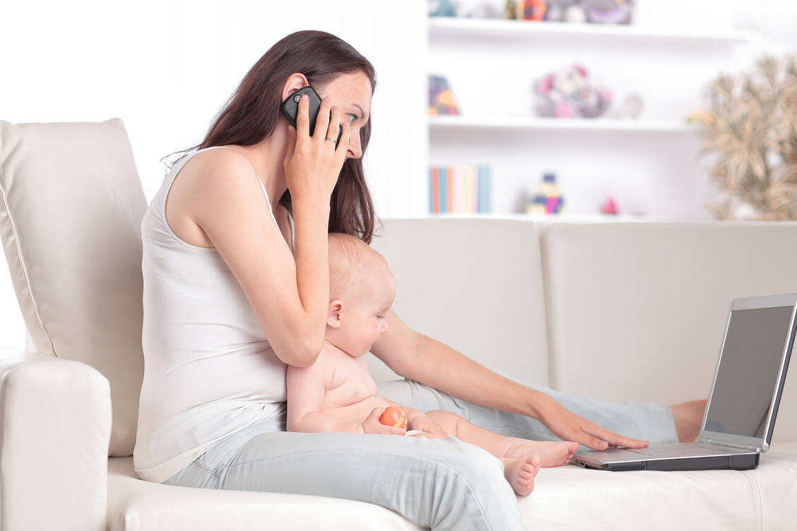 Beschäftigen sich Eltern häufig in Anwesenheit ihrer Kinder mit digitalen Medien, allen voran dem Smartphone, sind sie ihren Kindern gegenüber weniger empathisch. / Foto: ©yurolaitsalbert - stock.adobe.com