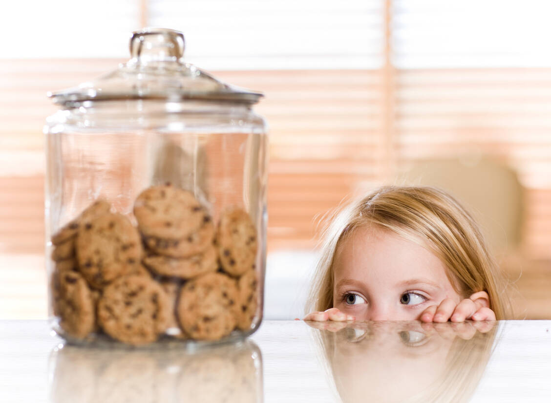 The more you have to control yourself, the more likely it is that the opposite will happen at some point and the craving for sweet things will grow stronger. / Foto: Getty Images/ranplett