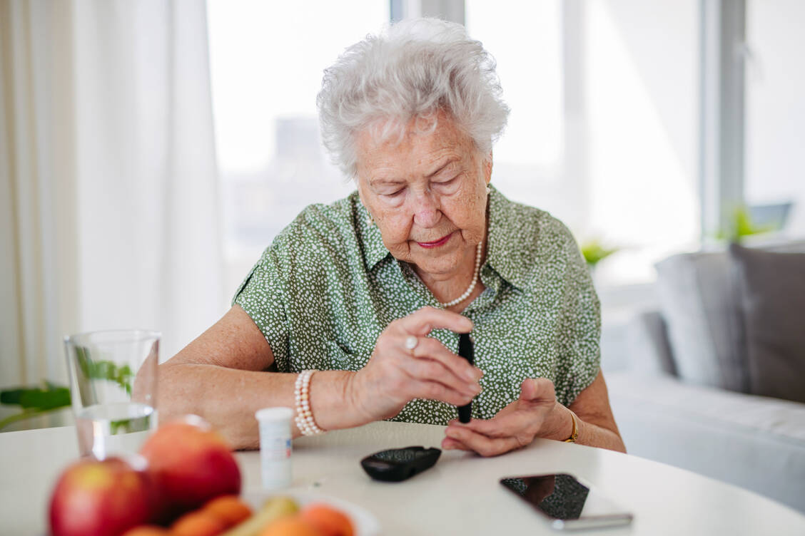 Im Blick behalten: Für Diabetiker ist es an heißen Tagen empfehlenswert, den Blutzucker – und auch den Blutdruck – mindestens zweimal täglich zu messen. / © Adobe Stock/Halfpoint