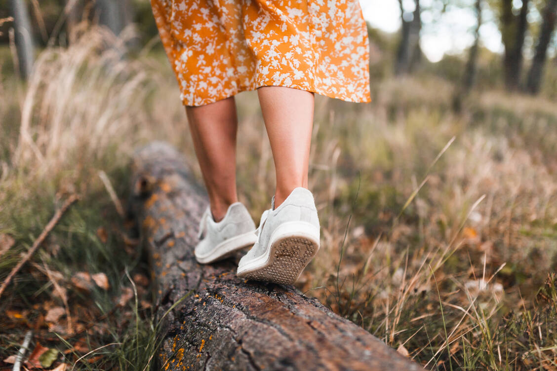 Neben Alltag und Arbeit genügend Zeit für einen Ausgleich zu finden, ist manchmal ein Balanceakt. Doch schon kleine Auszeiten in der Natur haben positive Effekte. / Foto: Adobe Stock/vientocuatroestudio