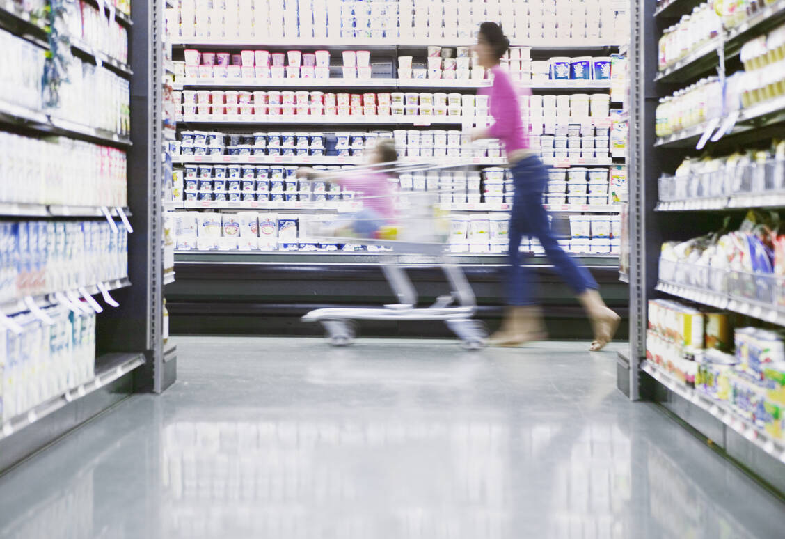 Wer nach der Arbeit in aller Hektik und ohne Einkaufszettel durch die Supermarktregale rennt, kauft meist mehr, als er braucht.  / Foto: Getty Images/Andersen Ross Photography Inc