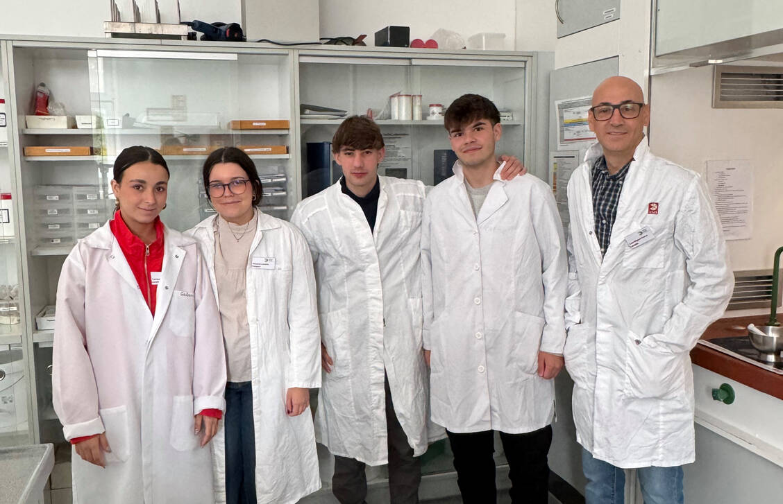 Die spanischen Gäste im Labor der Völker-Schule. / © Völker-Schule Osnabrück