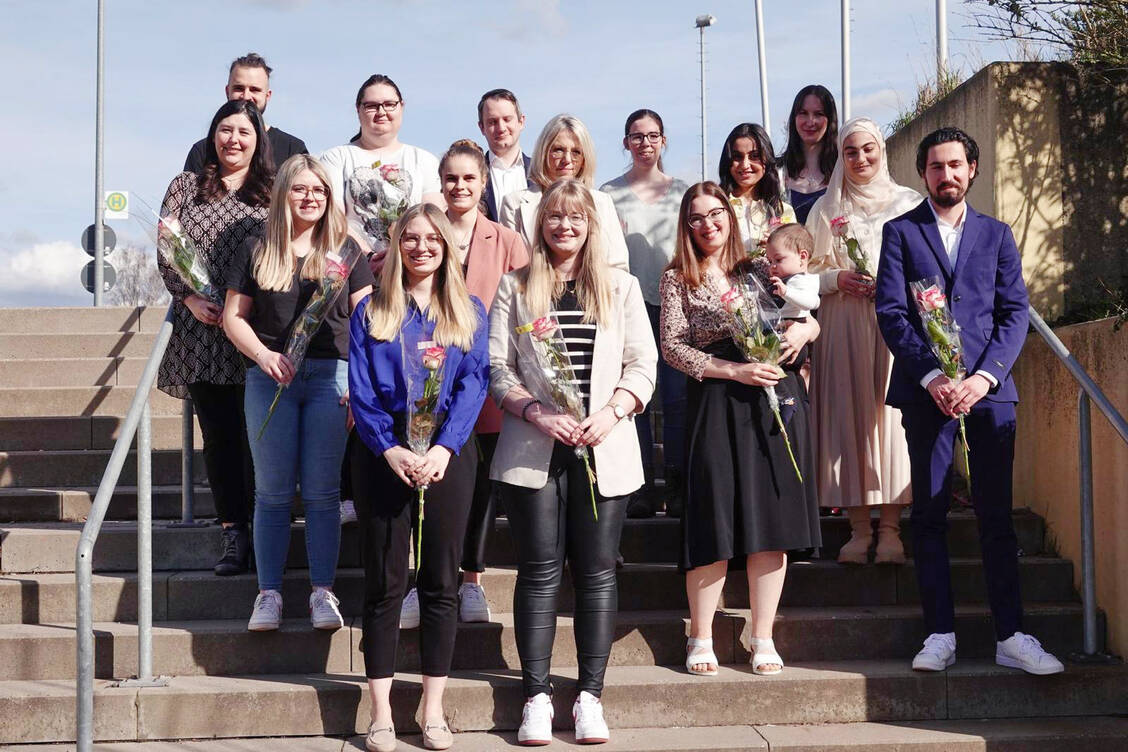 15 Absolventinnen und Absolventen verlassen die Trierer Gesundheitsfachschule des Landesuntersuchungsamts (LUA) als PTA. / Foto: LUA