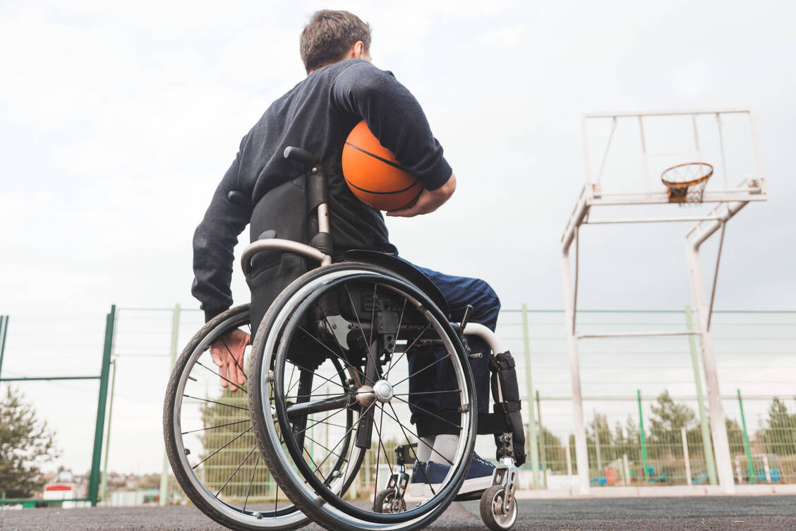 Viele Betroffene führen trotz Querschnittslähmung ein aktives und unab­hängiges Leben. / Foto: Shutterstock/XArtProduction