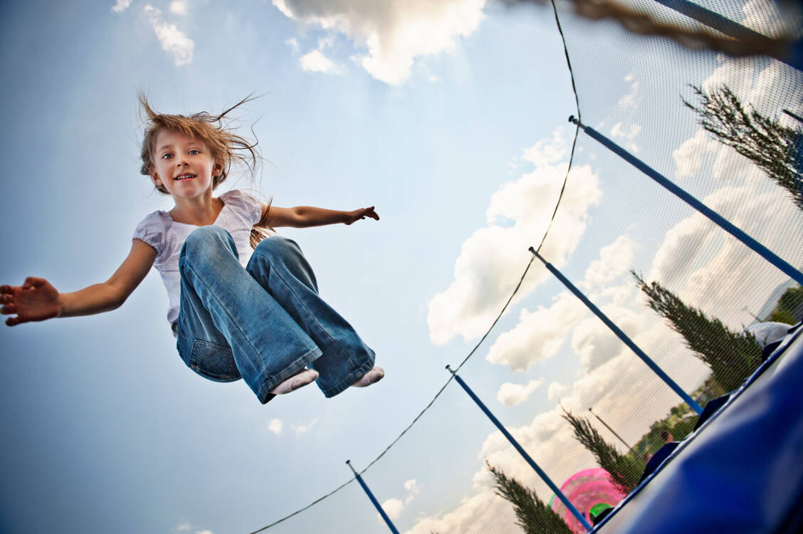 Eine besondere Gefahr für Kreuzbandverletzungen bei Kindern stellt offenbar das Trampolinspringen dar. / Foto: Getty Images/Imgorthand