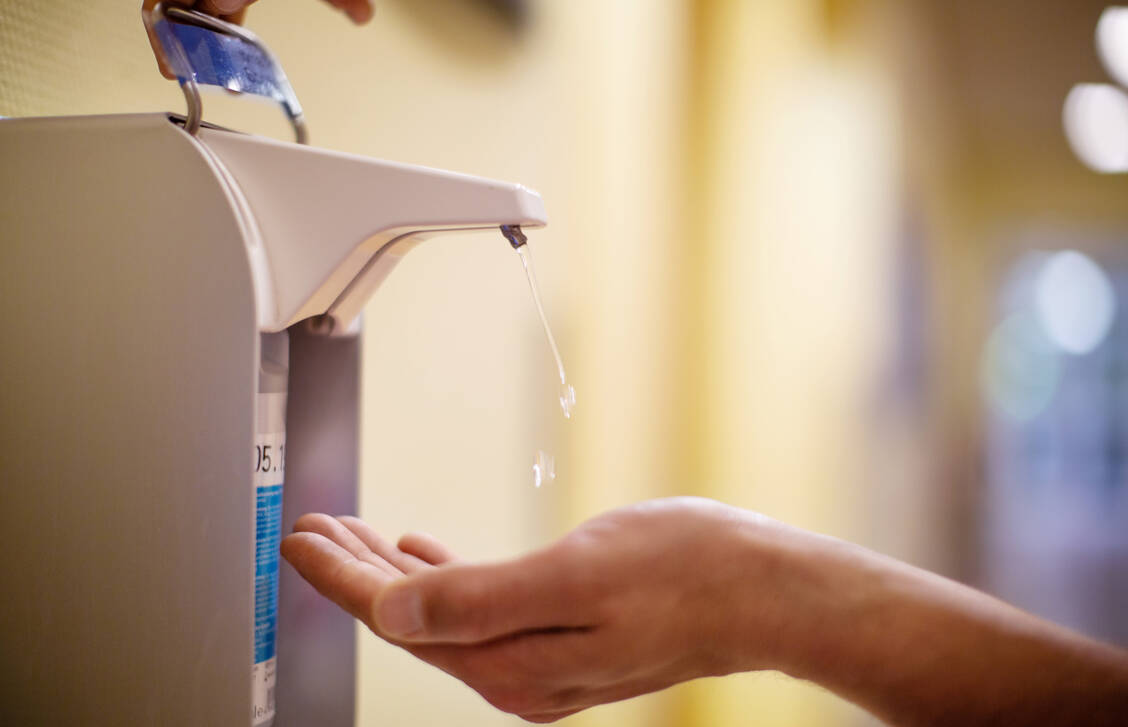 Unter Dermatologen gilt das Desinfizieren der Hände als deutlich hautschonender als das Waschen mit Wasser und Seife. / Foto: Getty Images/Luis Alvarez